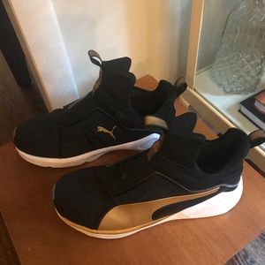Sz 6 Puma Fierce in Black and Gold